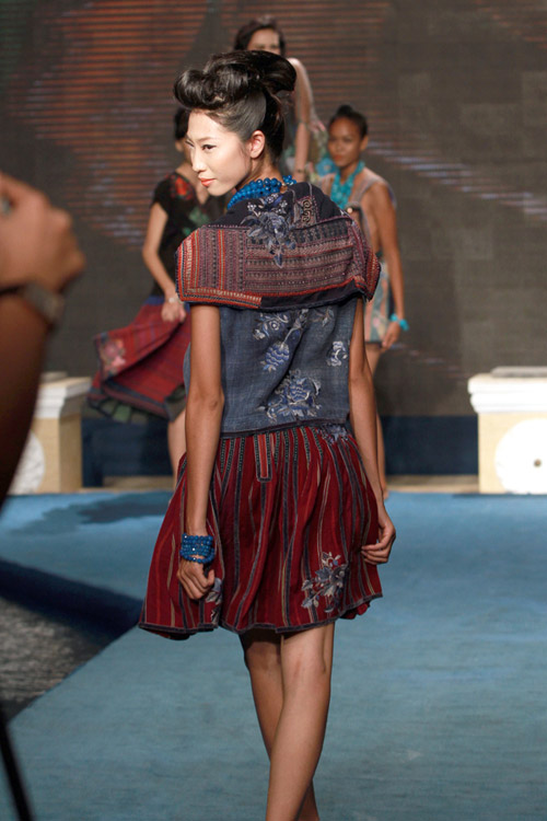 Mai Phương Thúy đi catwalk khoe chân dài - 4