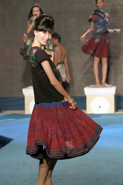 Mai Phương Thúy đi catwalk khoe chân dài - 5