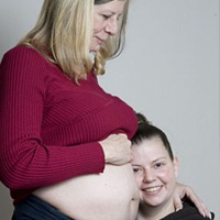 Phi thường - kỳ quặc - Mẹ 58 tuổi mang thai hộ con gái