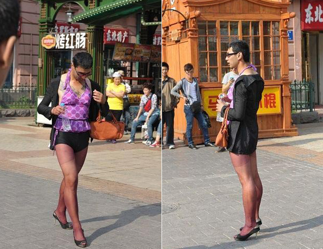 Chuyện lạ bikini không chỉ thuộc về  các cô gái, mà còn xuất hiện trong giới tính nam. Chiều ngày 26/8/2012, một người đàn ông mặc bikini tím, ngoài khoác áo đen thu đông gây chú ý tại trung tâm thành phố Cáp Nhĩ Tân, Trung Quốc.