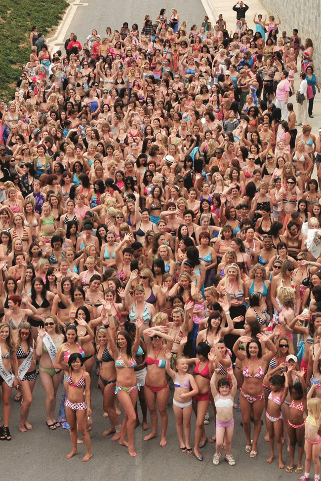 Mặc bikini diễu hành là một hoạt động ngày càng nhiều tại các quốc gia, nhưng gây bất ngờ chính là số lượng các cô gái mặc áo hai mảnh tự do đi trên đường để nâng cao nhận thức cộng đồng về một vấn đề, ví dụ như vấn đề căn bệnh ung thư vú. 605 phụ nữ đã mặc bikini diễu hành quanh sân vận động của vịnh Nelson Manela (Nam Phi) bất chấp trời mưa vào tháng 11 năm 2010.