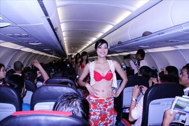 Tháng 8 năm nay,  chuyện các thí sinh Miss teen Việt Nam “trình diễn” bikini trên máy bay đã gây sốc không chỉ trong nước mà cả quốc tế. Sau vụ việc này, hãng hàng không có chuyến bay trên đã bị xử phạt hành chính.