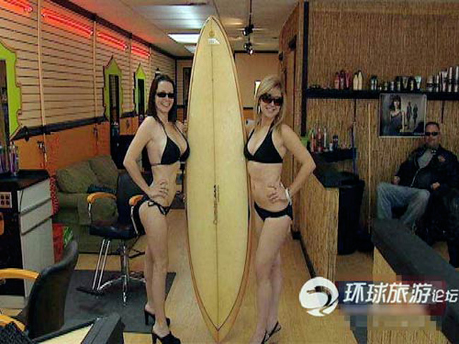 Tại một cửa hàng cắt tóc ở Mỹ có dịch vụ cắt tóc bởi các nhân viên nữ trẻ trung, mặc bikini phục vụ.