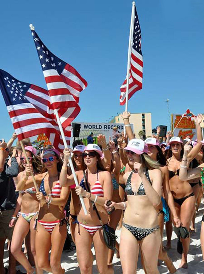 Các cô gái cũng thường thực hiện việc diễu hành bikini vì mục đích muốn lập kỷ lục thế giới. Vậy nên 450 phụ nữ đã đi bộ suốt 1,6 km trên bãi biển thành phố Panama ở Florida (Mỹ) để mong được ghi tên vào sách Guinness.