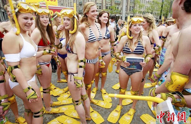 Vào ngày 9/5 năm nay diễn ra cuộc thi kỳ lạ yêu cầu mọi người tham gia diện bikini, đeo chân vịt màu vàng và thi chạy tại quảng trường Dam, thành phố Amsterdam, Hà Lan.