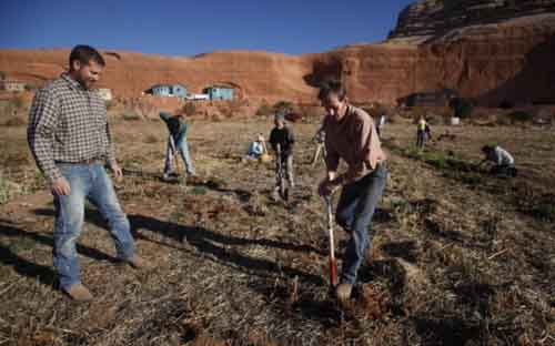Gia đình 14 người sống trong hang đá - 8