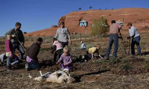 Gia đình 14 người sống trong hang đá - 9