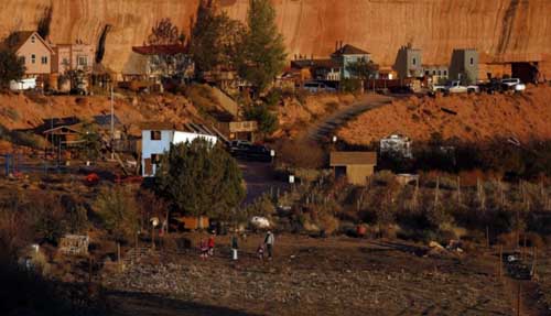 Gia đình 14 người sống trong hang đá - 10