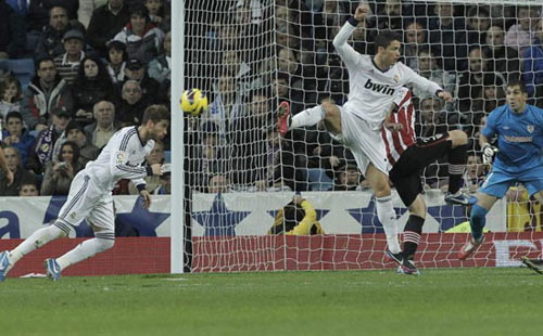 Ramos phấn khích với bàn thắng thứ 50 - 1