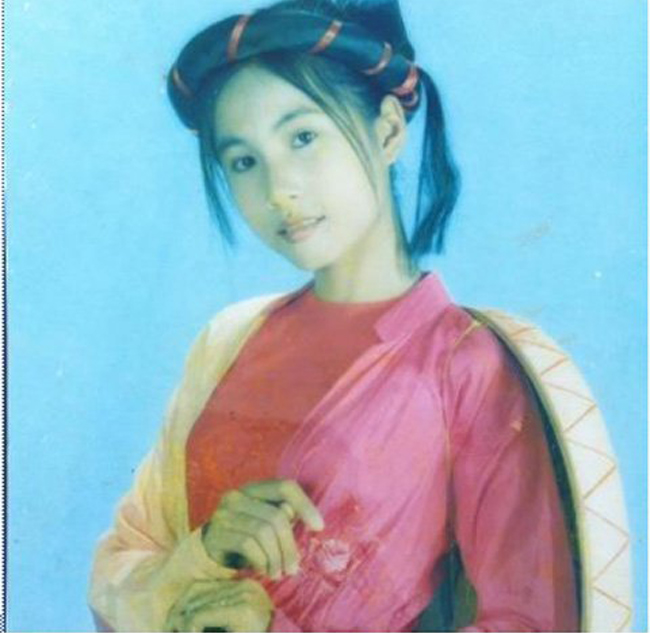 Những ngày đầu tháng 10/2012, Thủy Tiên bất ngờ đăng một tấm ảnh ngày 15 tuổi lên trang mạng xã hội. Cư dân mạng phần lớn cảm thấy vẻ đáng yêu của một cô nữ sinh khoác trên người bộ váy tứ thân, tay cầm nón quai thao.