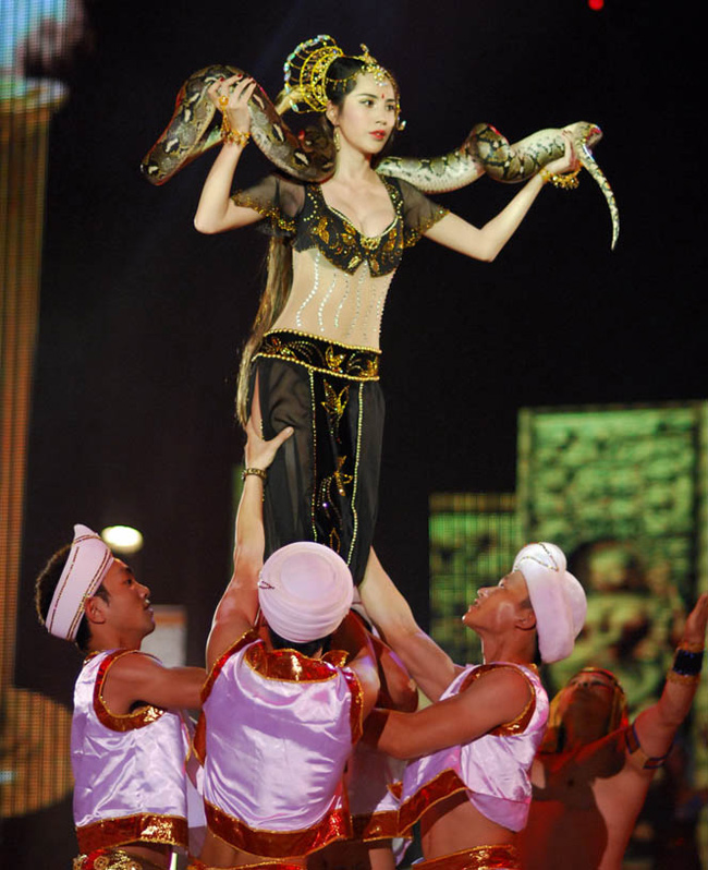 Thủy Tiên với màn trình diễn mang trăn lên sân khấu trong cuộc thi Bước nhảy hoàn vũ năm 2011. Cô đã giành giải Á quân