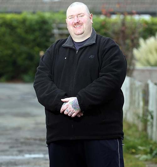 Quý ông có ria mép ở phía sau đầu - 3