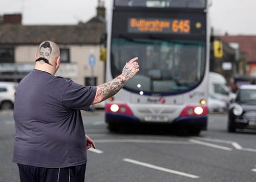 Quý ông có ria mép ở phía sau đầu - 2