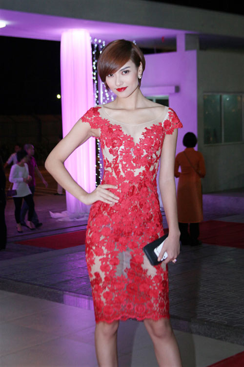 Hồng Quế "đụng hàng" Hoàng Thùy Linh - 2