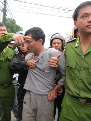 Lái xe khách tông cảnh sát, cố thủ trong xe - 2