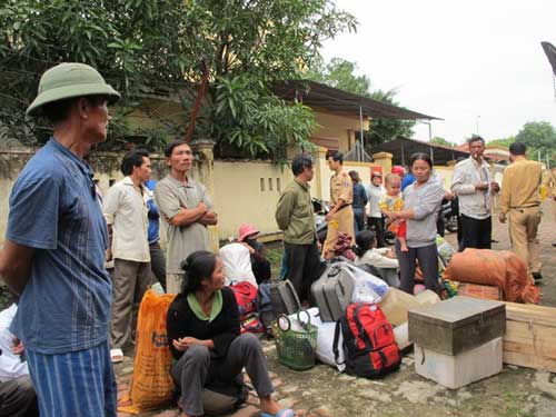 Lái xe khách tông cảnh sát, cố thủ trong xe - 3