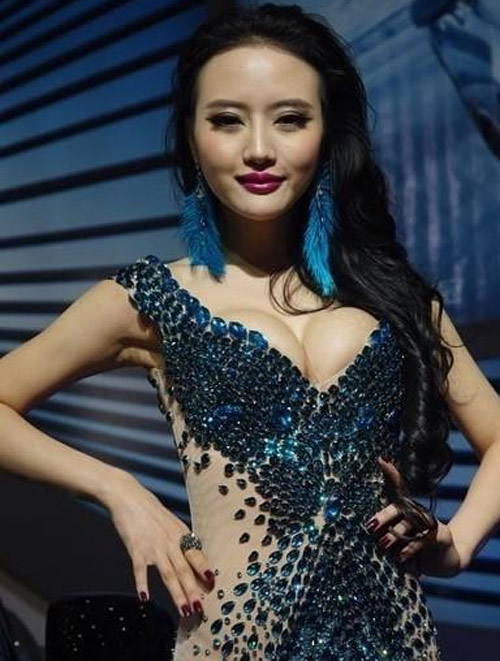 Huỳnh Thánh Y lại vô ý với váy xẻ - 10
