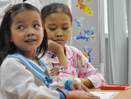 Phút cảm động rơi nước mắt của BT Giáo dục - 3