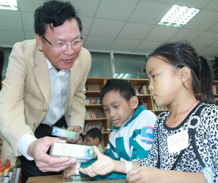 Phút cảm động rơi nước mắt của BT Giáo dục - 6