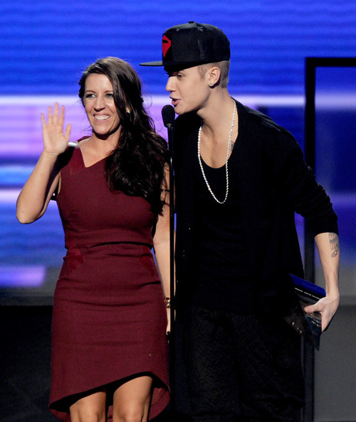 Justin Bieber bị siêu mẫu cưỡng hôn - 2