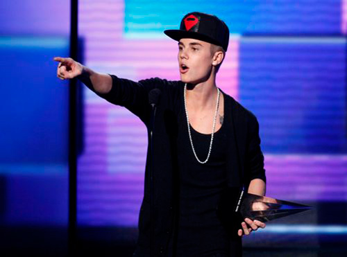 Justin Bieber bị siêu mẫu cưỡng hôn - 5