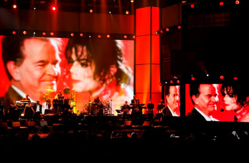 Justin Bieber bị siêu mẫu cưỡng hôn - 12