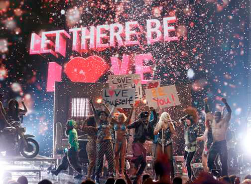 Justin Bieber bị siêu mẫu cưỡng hôn - 15