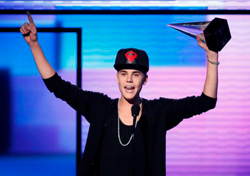 Justin Bieber bị siêu mẫu cưỡng hôn - 4