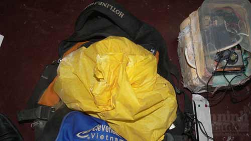 Chế mìn giả đi cướp tiệm vàng - 2