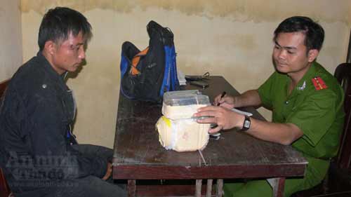 Chế mìn giả đi cướp tiệm vàng - 3