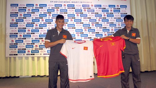 ĐTVN ra mắt áo đấu AFF Suzuki Cup 2012 - 2