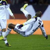 Bóng đá - Video: Pha móc bóng điệu nghệ