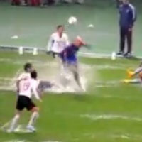 Bóng đá - Video: Trận thủy chiến kinh điển