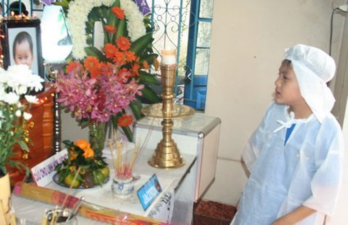 Quặn thắt lễ tang 2 mẹ con chết ở gầm xe - 3