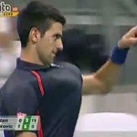 Thể thao - Video: Djokovic độn ngực đánh tennis