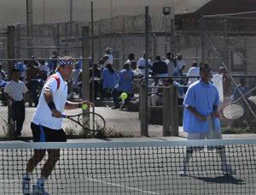 Tennis sau song sắt nhà tù - 2