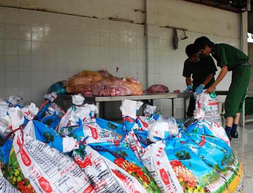 Bắt xe tải chở cả tấn mỡ thối vào TP.HCM - 1