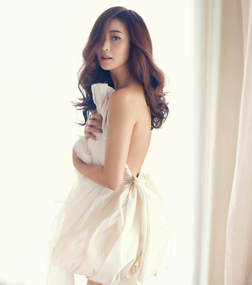 Kim Hee Sun khoe lưng trần, chân thon - 1