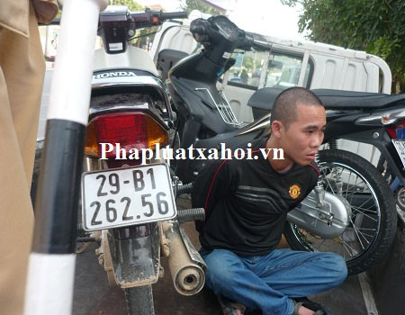 NK141: Xưng là CA, vào chốt 141... dắt xe về - 1