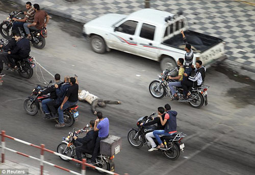 6 "gián điệp Israel" bị kéo lê trên đường phố - 1