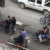 Tin tức trong ngày - 6 "gián điệp Israel" bị kéo lê trên đường phố