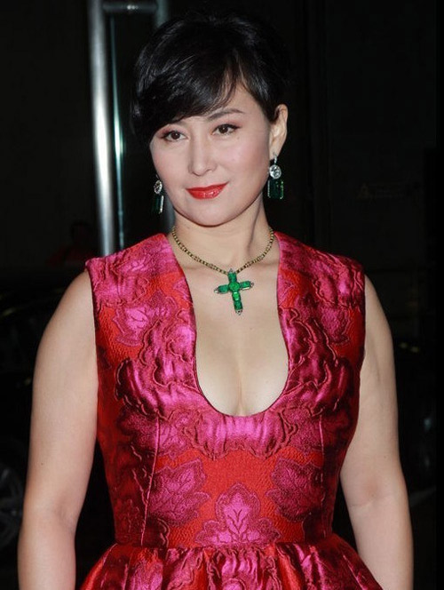 Váy cổ chữ U "oanh tạc" showbiz - 8