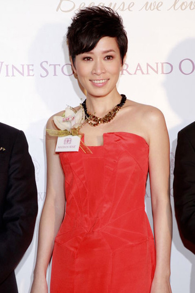 Váy cổ chữ U "oanh tạc" showbiz - 12