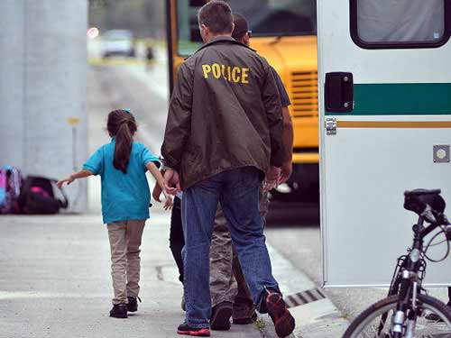 Mỹ: Nữ sinh bị bắn chết trước mặt em gái - 2