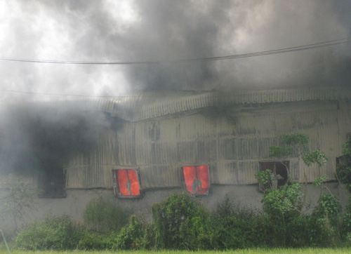 Lửa leo dây điện, thiêu rụi nhà xưởng 2.000m2 - 2