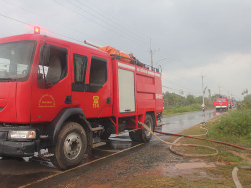 Lửa leo dây điện, thiêu rụi nhà xưởng 2.000m2 - 3