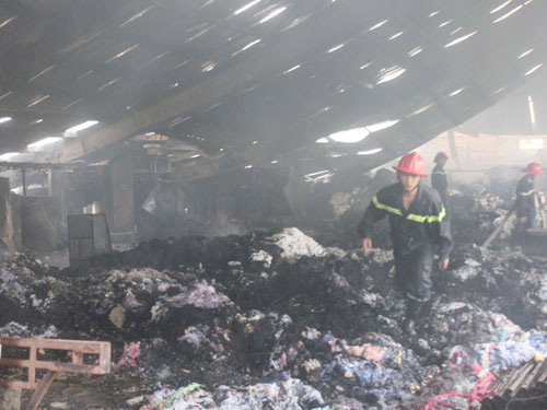 Lửa leo dây điện, thiêu rụi nhà xưởng 2.000m2 - 4