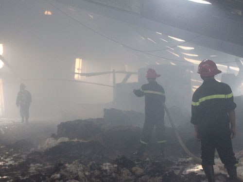 Lửa leo dây điện, thiêu rụi nhà xưởng 2.000m2 - 5