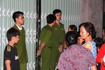 HN: Khống chế nhiều người, cố thủ trong nhà - 4