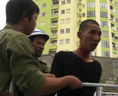 Hà Nội: Nam thanh niên đòi tự sát trên phố - 1
